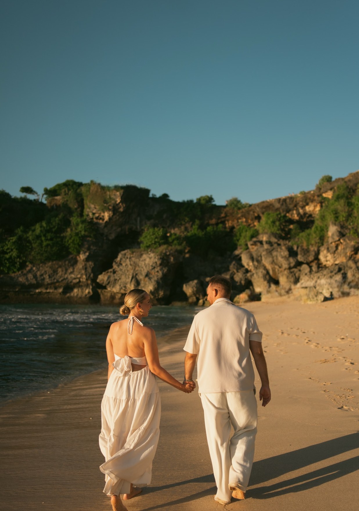 Amelie und Maurice Hand in Hand am Strand